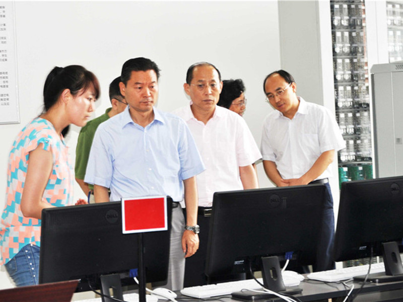 张晋生教授陪同陕西省教育厅原厅长李兴旺在必赢视察指导