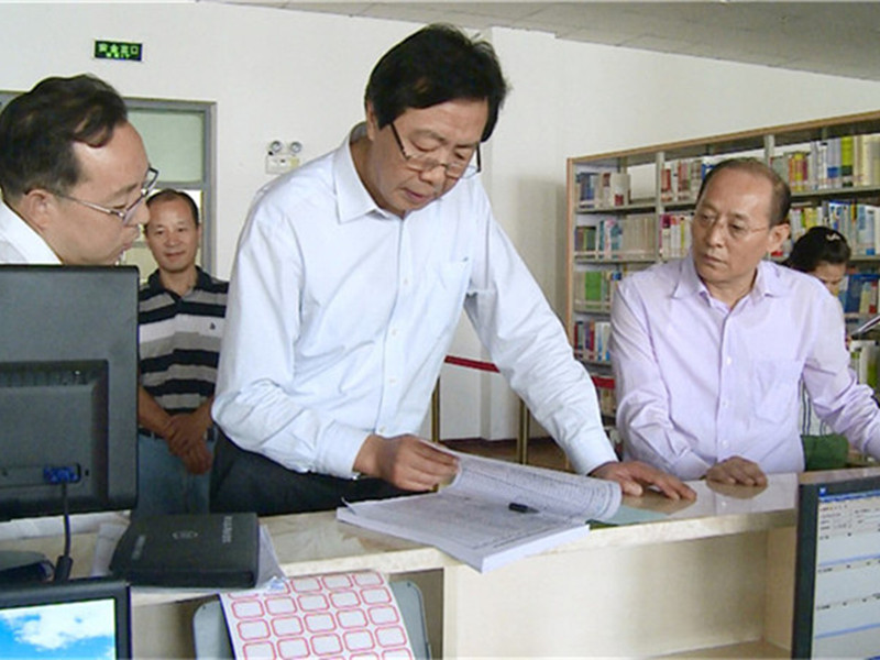 张晋生教授陪同陕西省教育厅原常务副厅长、厅党组副书记梁宝林在必赢视察指导