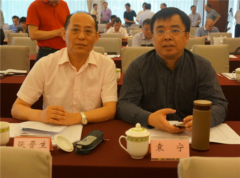 张晋生教授与陕西省政府学位委员会秘书长袁宁合影