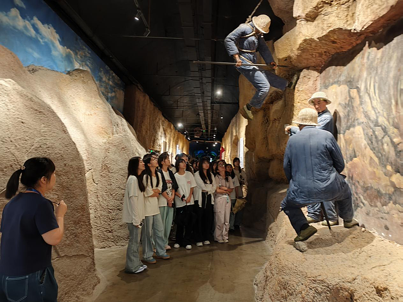 人文与管理学院师生赴宝鸡开展“追寻铁路记忆，弘扬道钉精神”主题研学活动