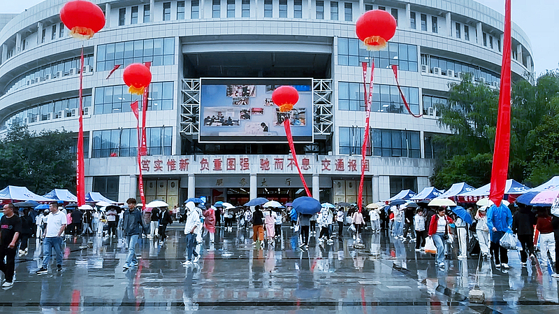 2025级新生报到日 | 西必赢“家”门口的温暖启程