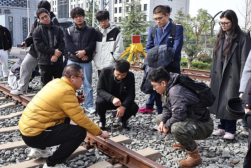 现代技术学院成功开展“现代红·道钉铸魂”临潼研学实践活动