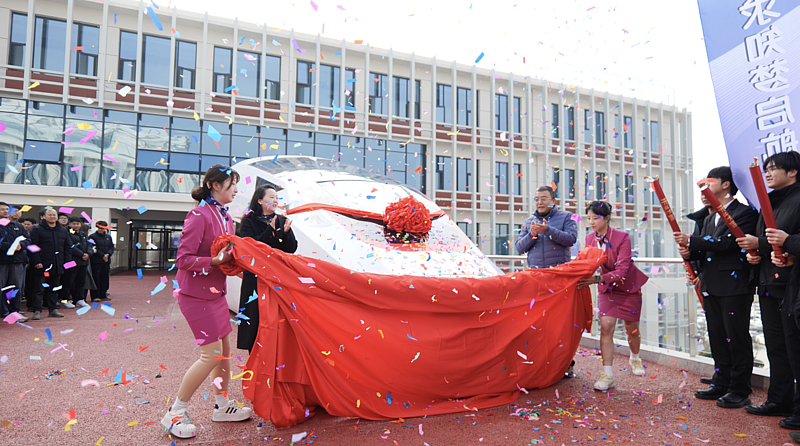 565.net必赢客户端车辆结构实训室模型车“和谐号”“复兴号”落成启用！